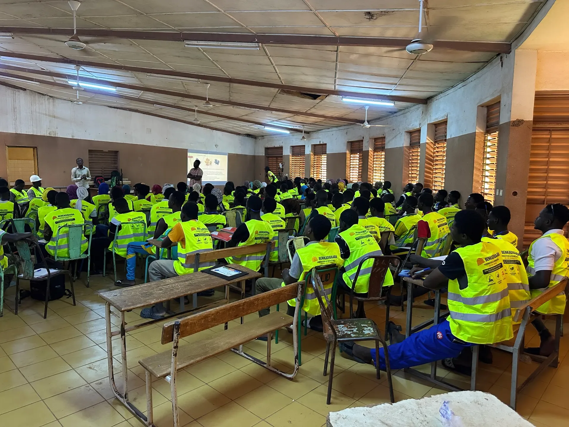 Seance de formation avec les 200 jeunes en gilets BenkadiBaara