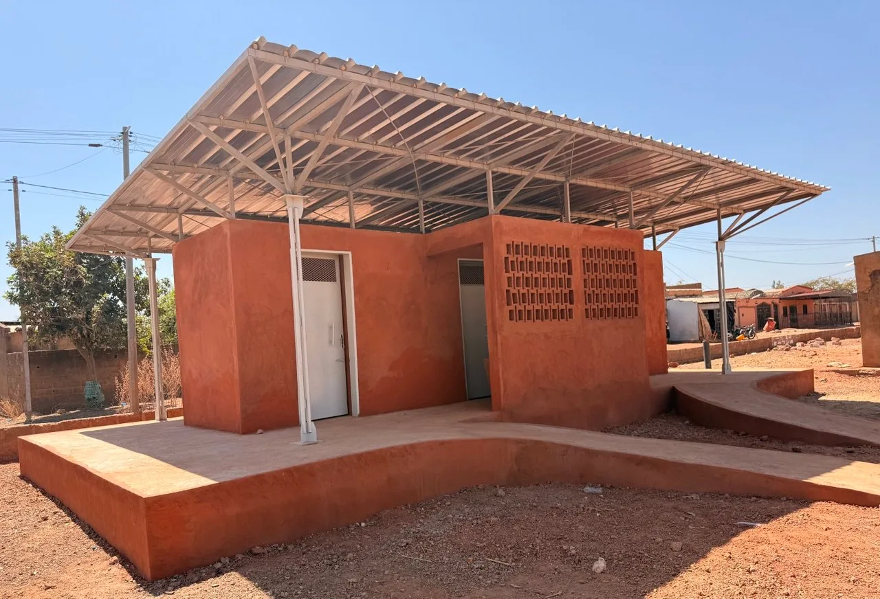Latrine eco-durable en terre compressee